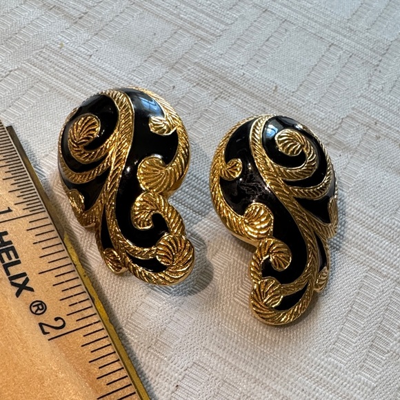 Vince vintage Dior statement, earrings Black and Gold Swirl Clip-On Earrings - Picture 4 of 8
